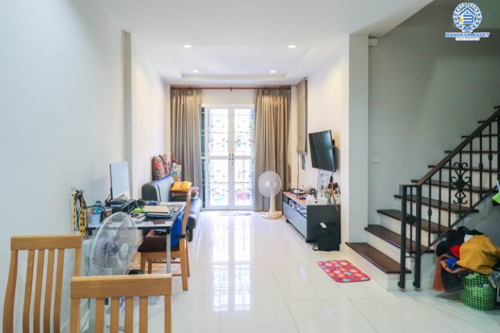 *****ทาวน์เฮ้าส์มือสองย่านนนทบุรี ม.เปี่ยมสุข ทัสคานี่ รัตนาธิเบศร์ เนื้อที่เกือบ 19 ตร.ว. ฟังก์ชัน 3 ห้องนอน 2 ห้องน้ำ 1 ที่จอดรถ แถมฟรี! 1 เครื่องปรับอากาศ และถังเก็บน้ำ บนทำเลเชื่อมต่อถ.รัตนาธิเบศร์ เพียง 10 นาทีก็ถึงรถไฟฟ้าสายสีม่วง "สถานีแยกนนทบุรี 1" ใกล้ทางด่วน "ศรีรัช"